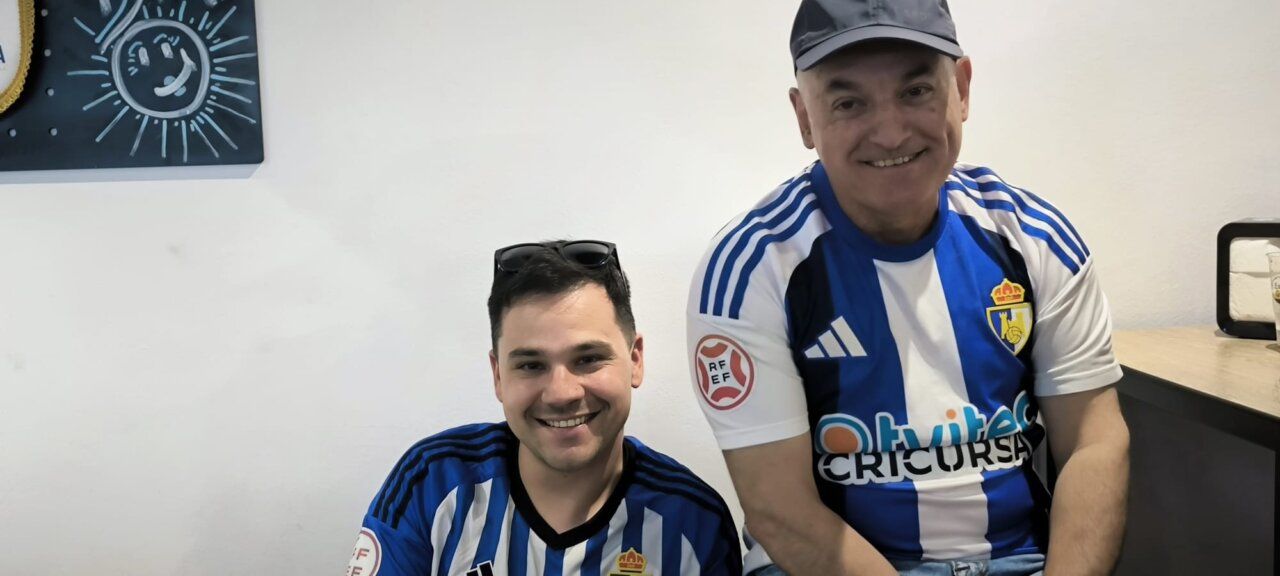 Dos aficionados de la SD Ponferradina en el Bar El Toralín