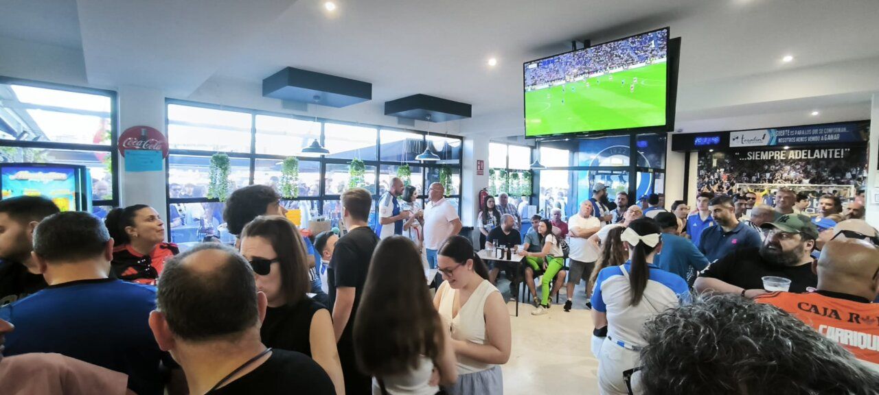 Aficionados en el Bar El Toralín durante un partido de fútbol.