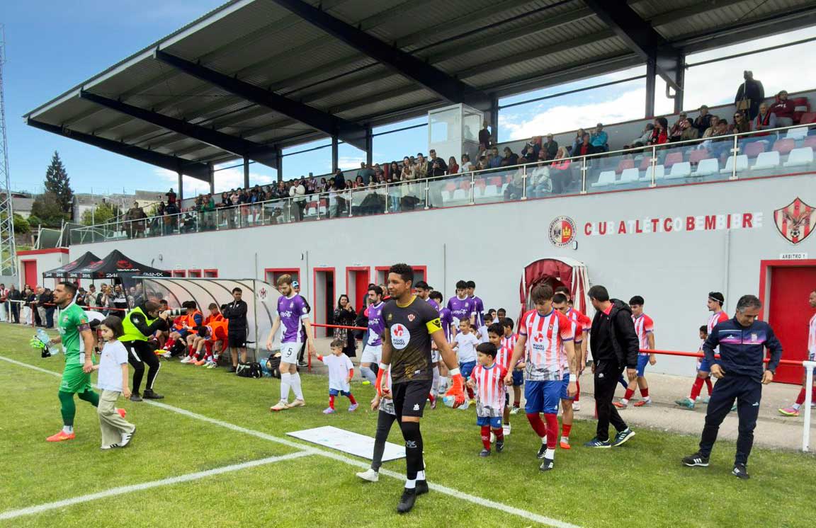 Jugadores de fútbol entrando al campo en Bembibre