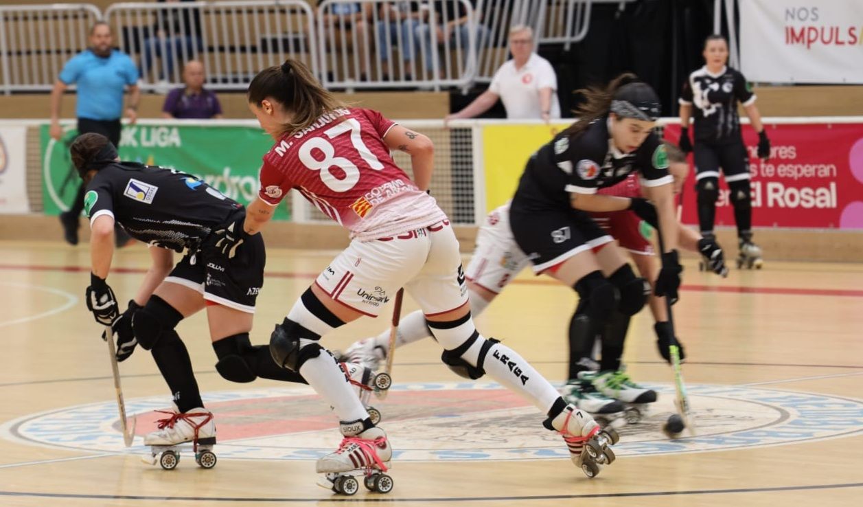 Jugadoras del Bembibre H.C en un partido de hockey sobre patines