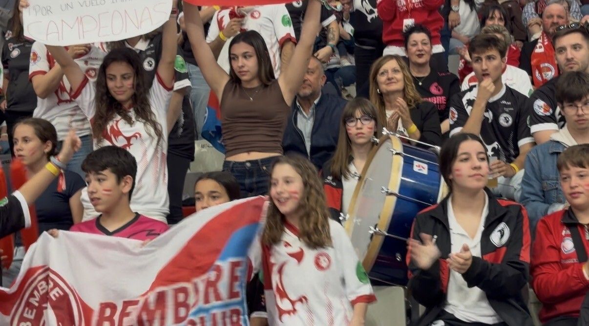 Aficionados del Bembibre Hockey Club animando en la Copa de la Reina