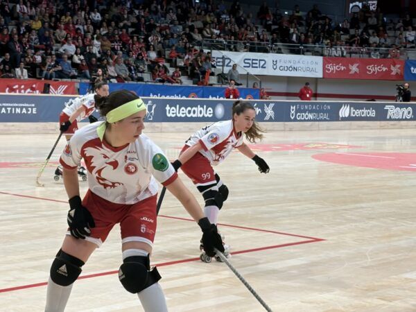 Jugadoras del Bembibre Hockey Club en acción durante un partido