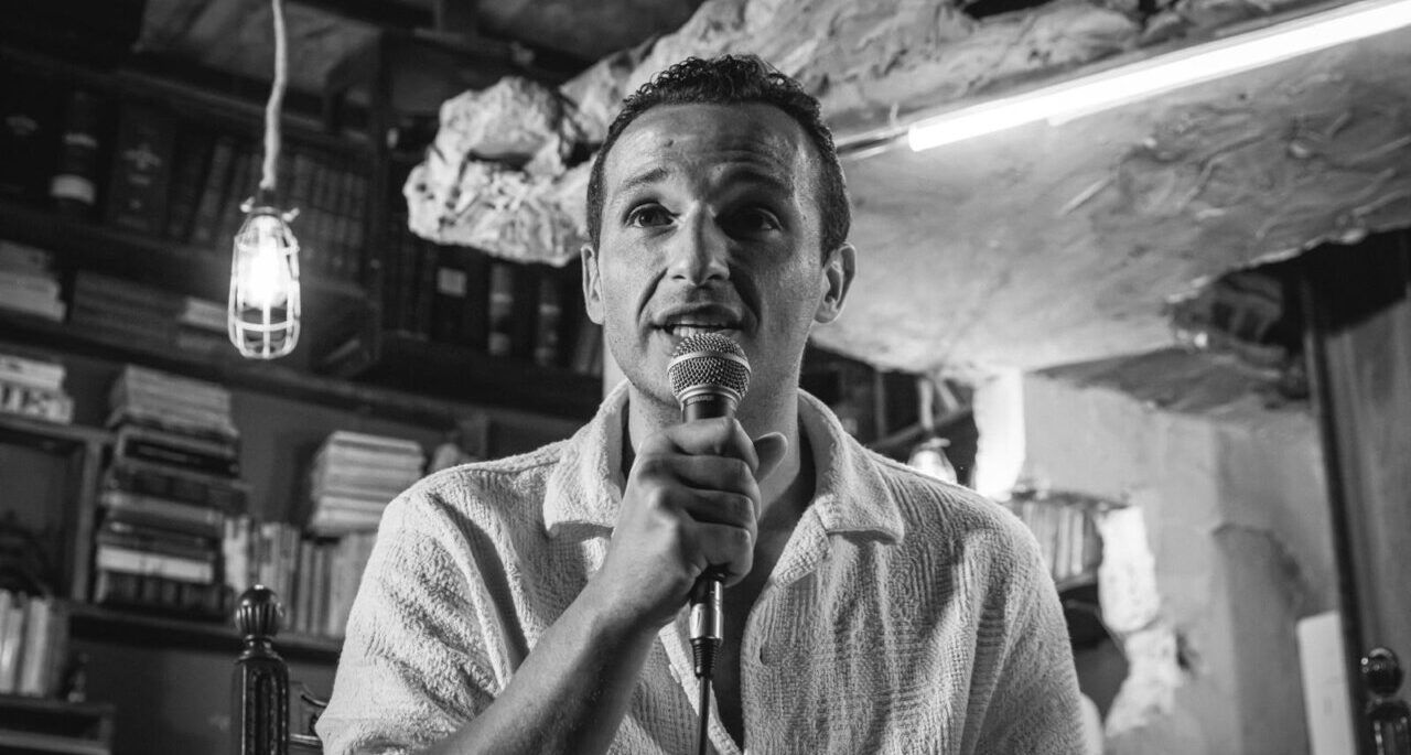 Bernard Engel hablando sobre su poemario en un evento literario