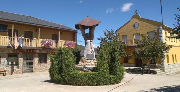Plaza de Borrenes con monumento y edificios coloridos