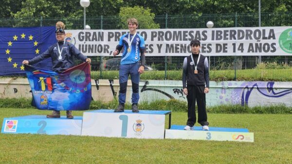 Izan Negro Panizo en el podio del II Gran Premio Promesas Iberdrola de tiro con arco