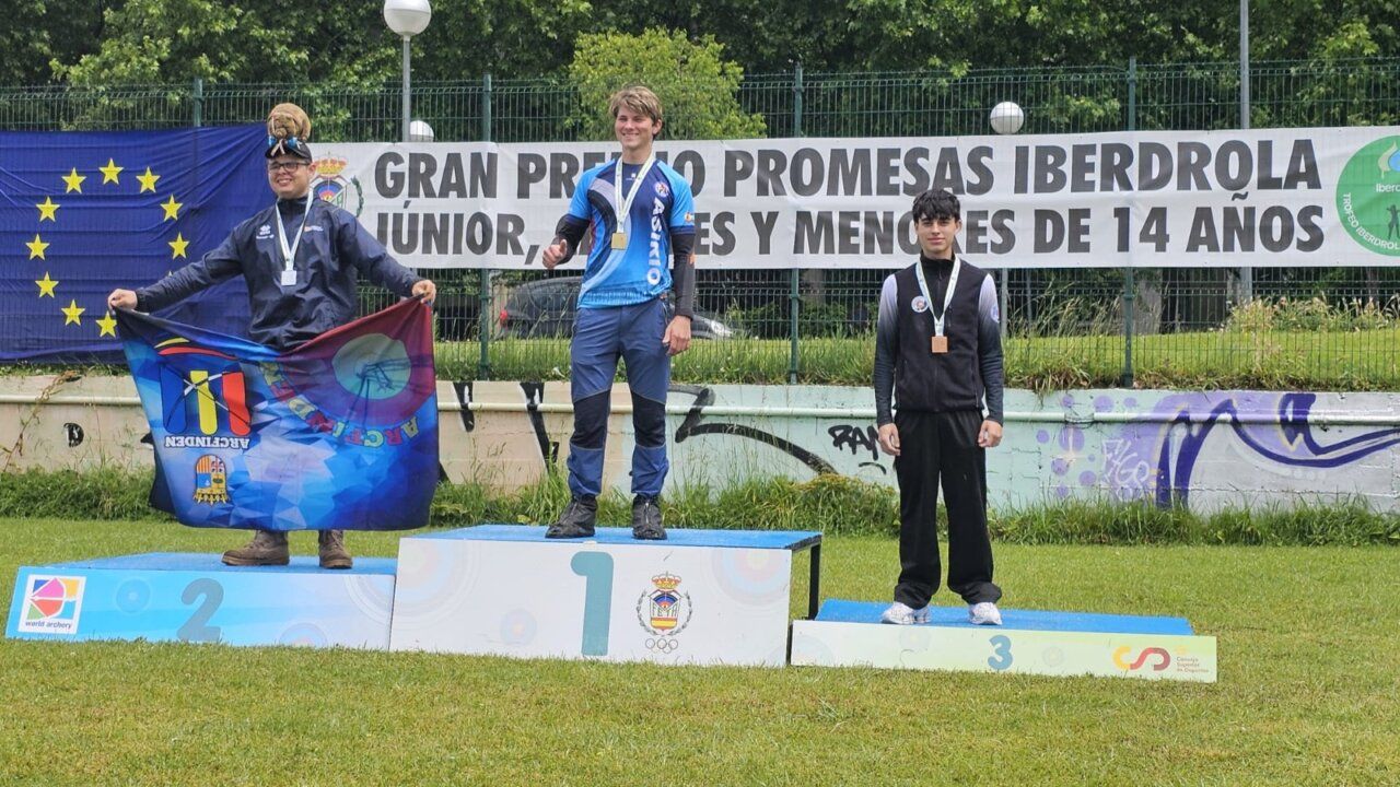 Izan Negro Panizo en el podio del II Gran Premio Promesas Iberdrola de tiro con arco