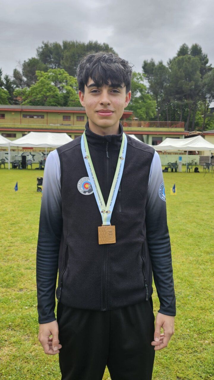 Joven Izan Negro Panizo con medalla de bronce en tiro con arco