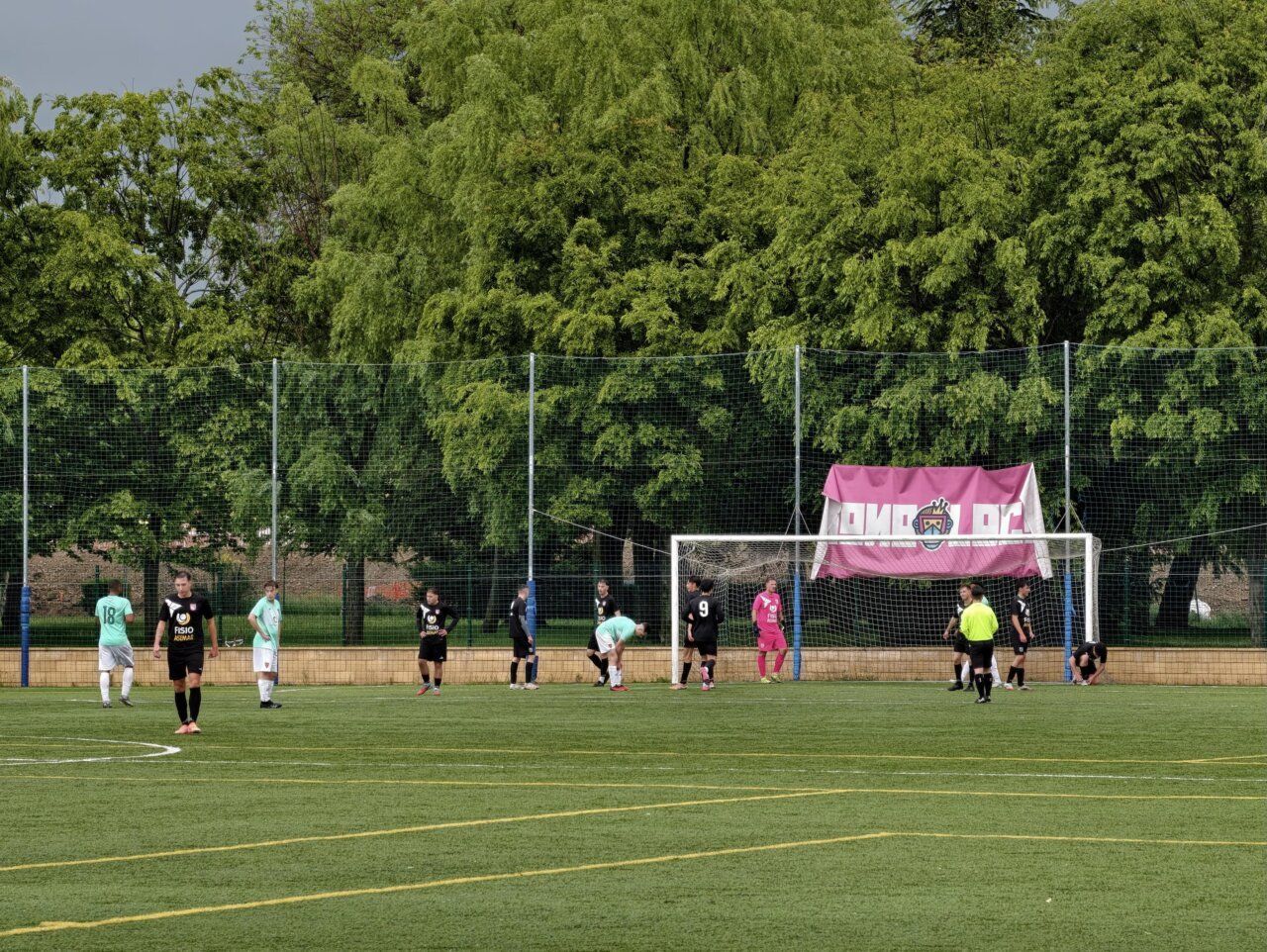 Jugadores del C.D. Toreno en un partido de fútbol en el campo