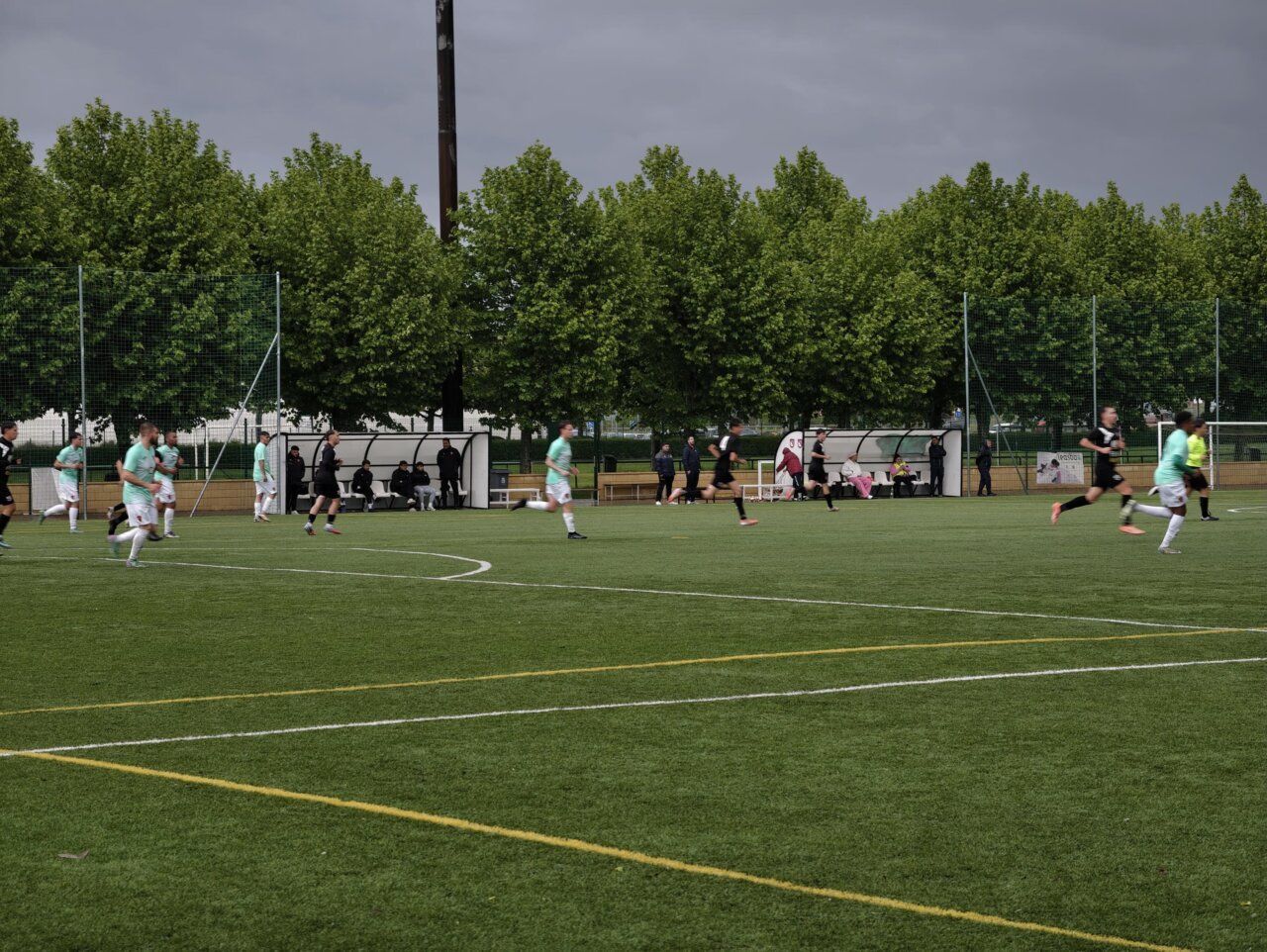 Jugadores del C.D. Toreno en un partido de fútbol en el campo