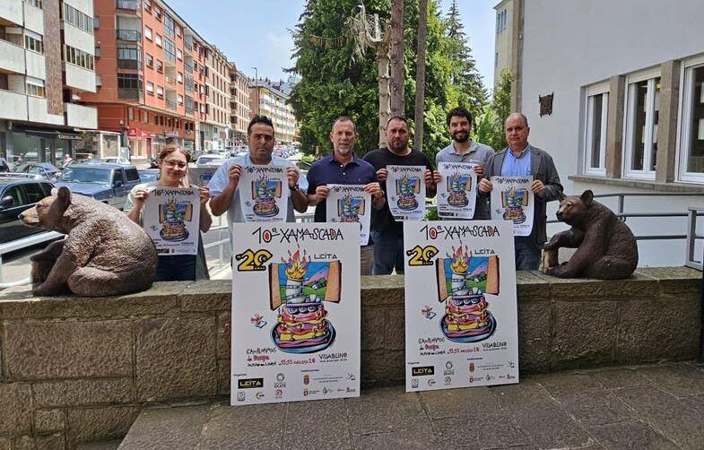 Grupo de personas sosteniendo carteles del campeonato de alpino en línea en Villablino