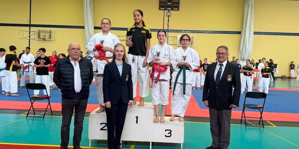 Jóvenes karatecas en el podio durante el campeonato en León