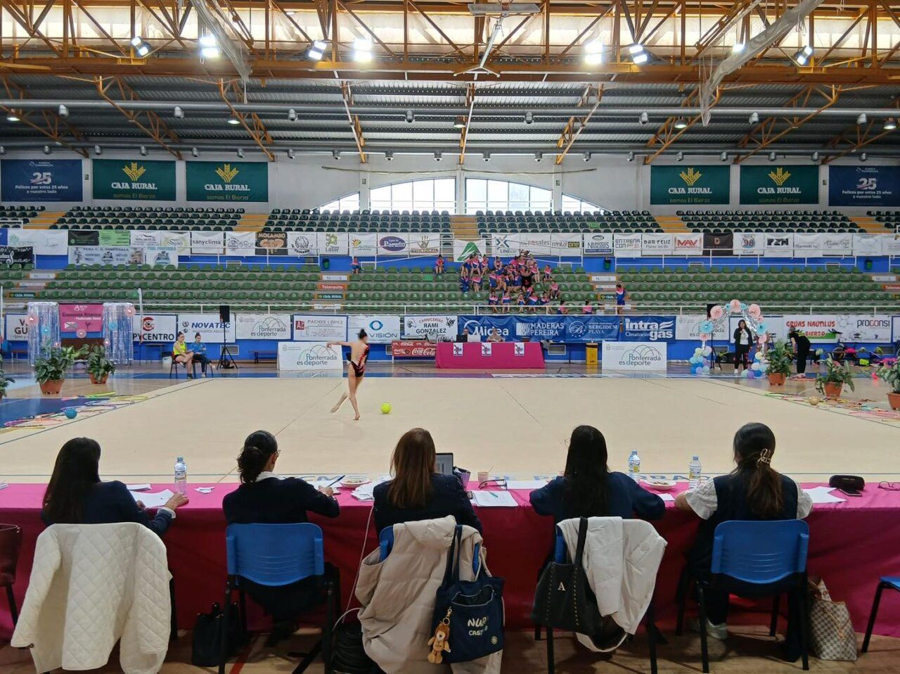 Competencia de gimnasia en el pabellón Lydia Valentín de Ponferrada