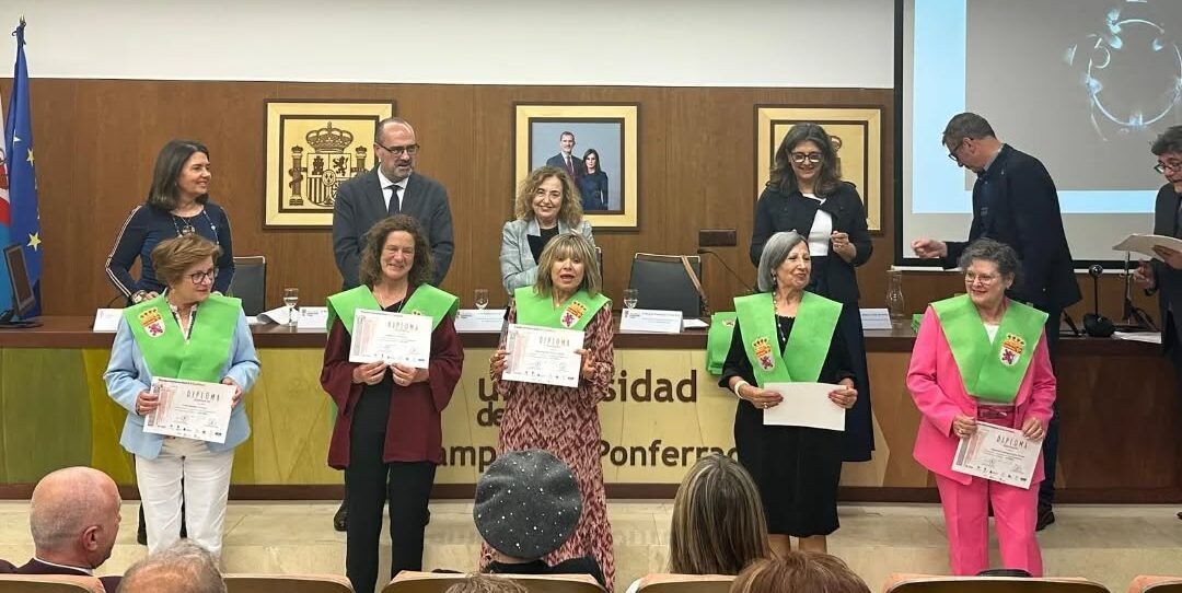Ceremonia de graduación en el Campus de Ponferrada con estudiantes recibiendo diplomas.
