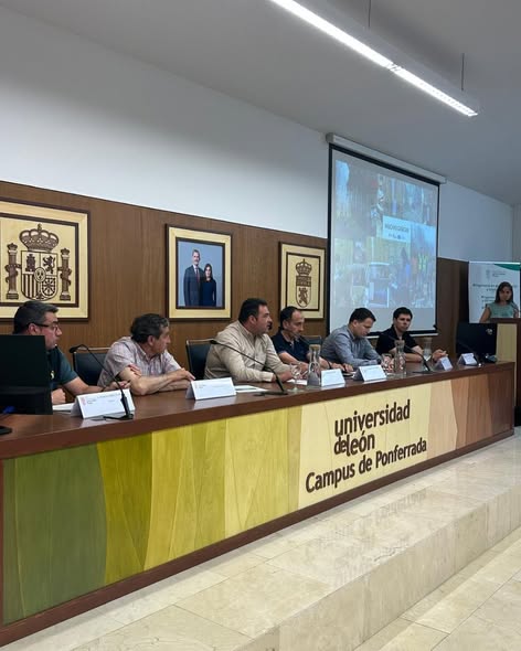 Panel de expertos discutiendo digitalización en el sector forestal en Ponferrada