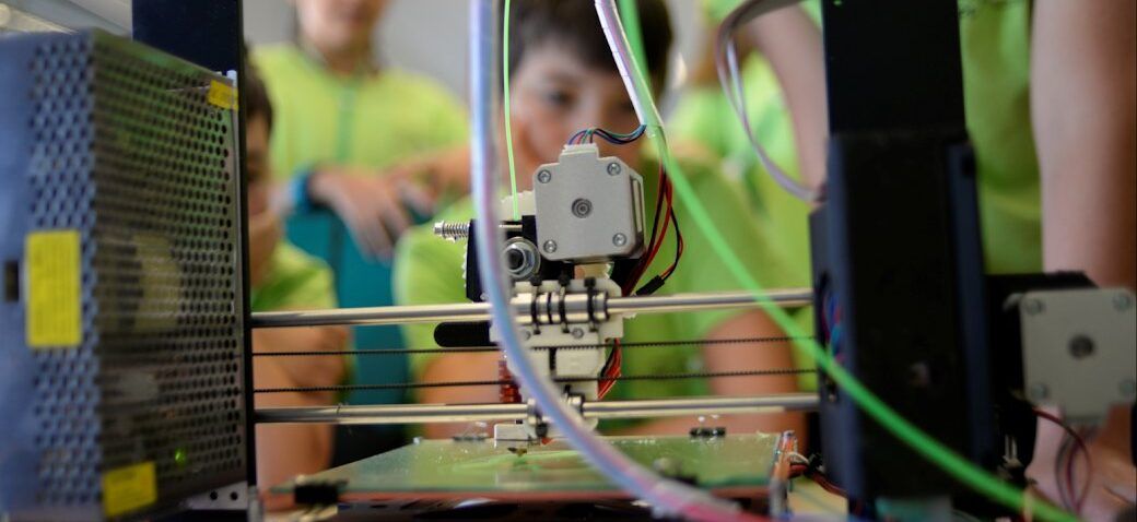 Niños aprendiendo sobre tecnología en un campus de verano en el Museo de la Energía.