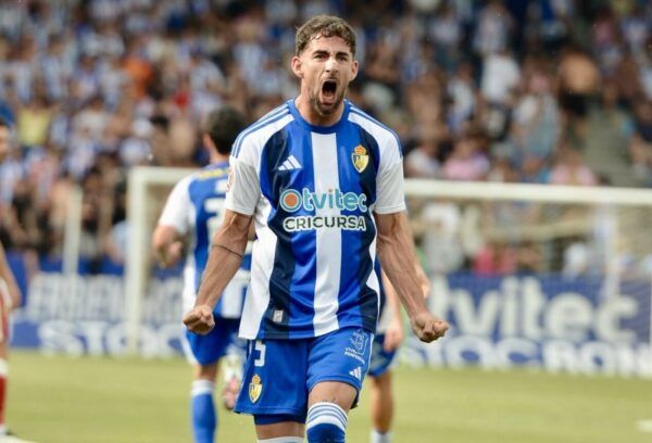 Eneko Undabarrena celebra un gol durante un partido de fútbol