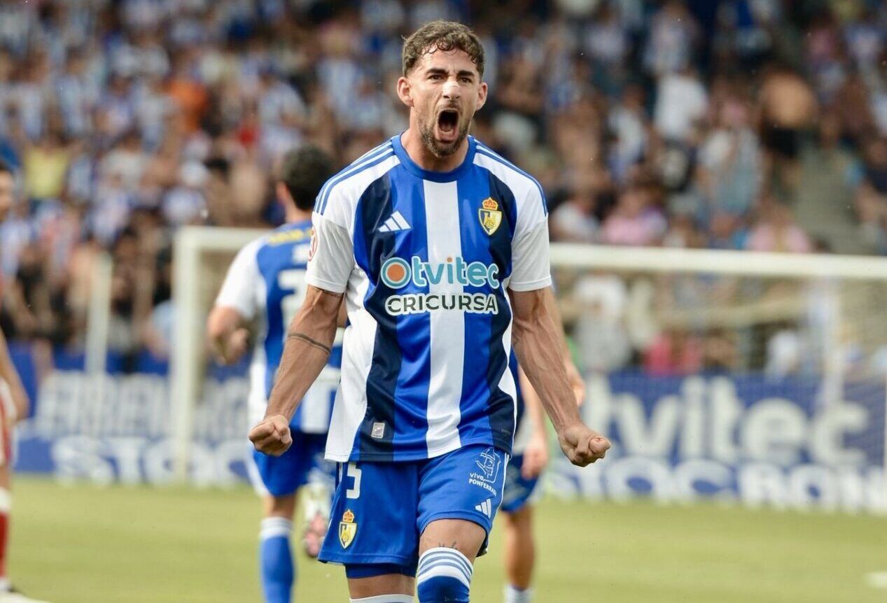 Eneko Undabarrena celebra un gol durante un partido de fútbol