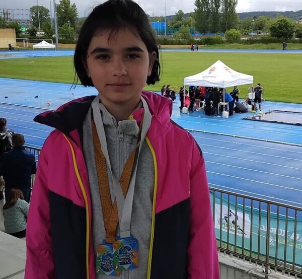 Candela Alonso con medallas en el campeonato de atletismo en León