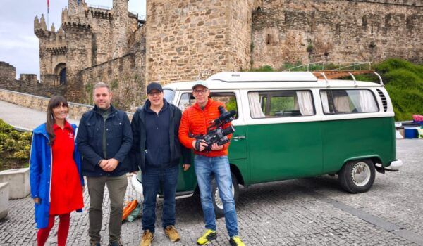 Equipo de rodaje de Caravana educativa frente al Castillo de los Templarios