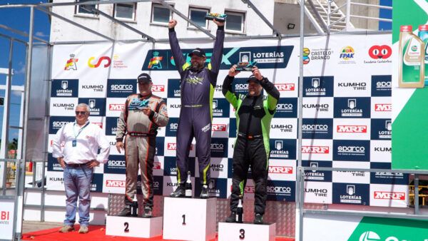 Carlos Fernández Negro celebrando su podio en Castelo Branco con otros competidores.