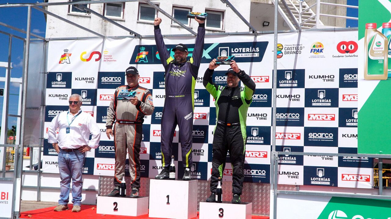 Carlos Fernández Negro celebrando su podio en Castelo Branco con otros competidores.