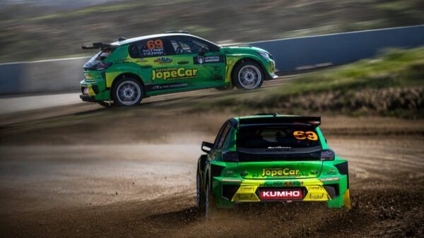 Coche de rallycross del piloto Carlos Fernández Negro en acción