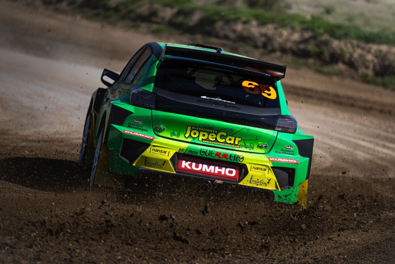 Coche de rallycross de Carlos Fernández en acción en Castelo Branco