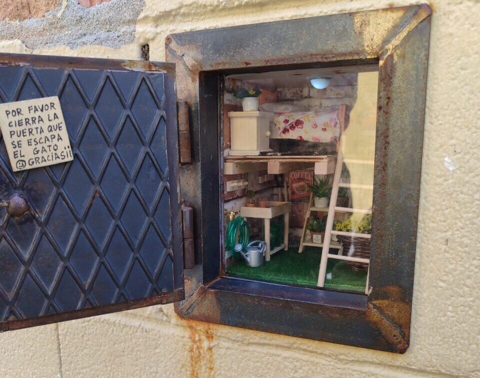 Vista de la casita del Ratoncito Pérez con decoración primaveral