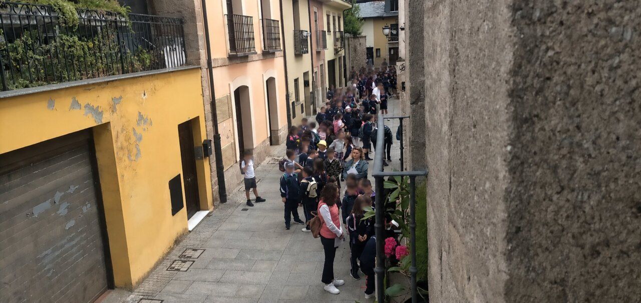 Grupo de niños visitando la casita del Ratoncito Pérez en Ponferrada