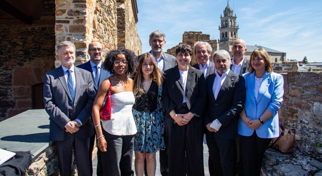 Grupo de personas en el Castillo de los Templarios durante la entrega de premios CEL Emprende