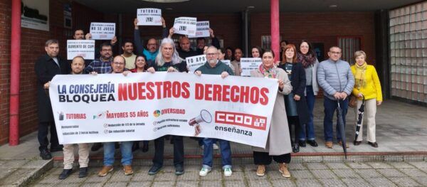 Profesores de Villablino protestan por la educación pública con pancartas.