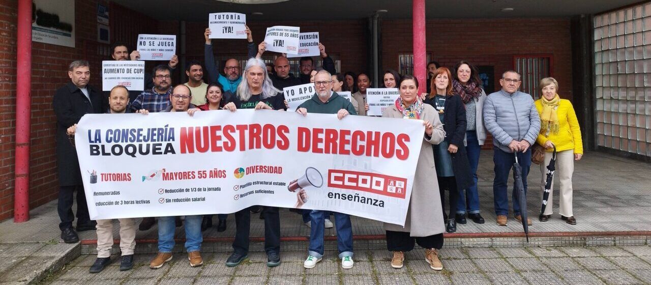 Profesores de Villablino protestan por la educación pública con pancartas.