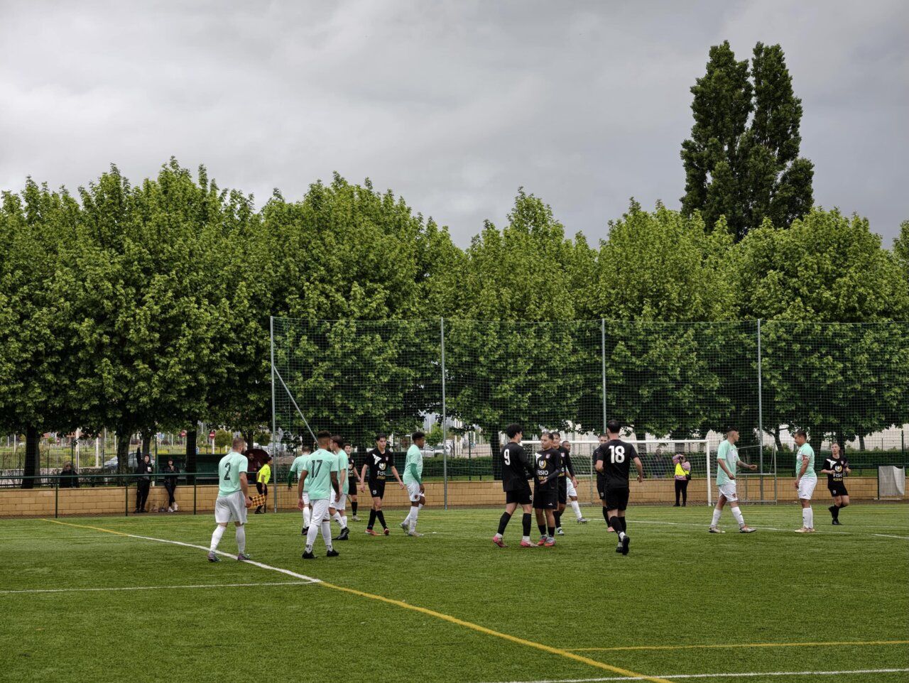 Jugadores del C.D. Toreno en un partido de fútbol en un campo verde