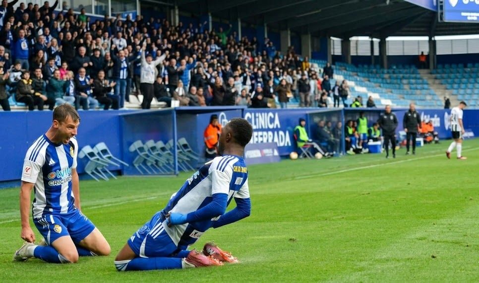 Jugadores de la SD Ponferradina celebrando un gol en el Estadio Municipal El Toralín