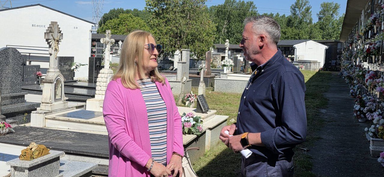 Reunión en el cementerio de Fuentesnuevas sobre la falta de nichos.