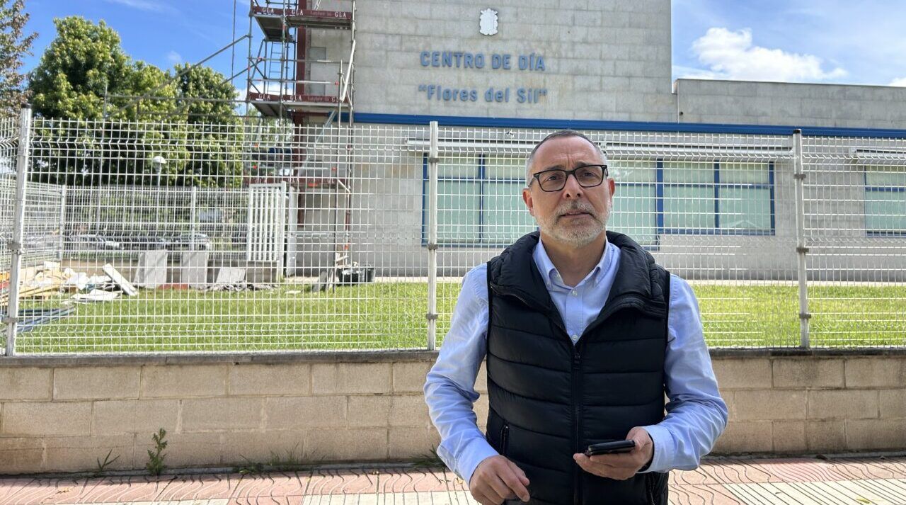 Carlos Cortina frente al Centro de Día Flores del Sil en Ponferrada