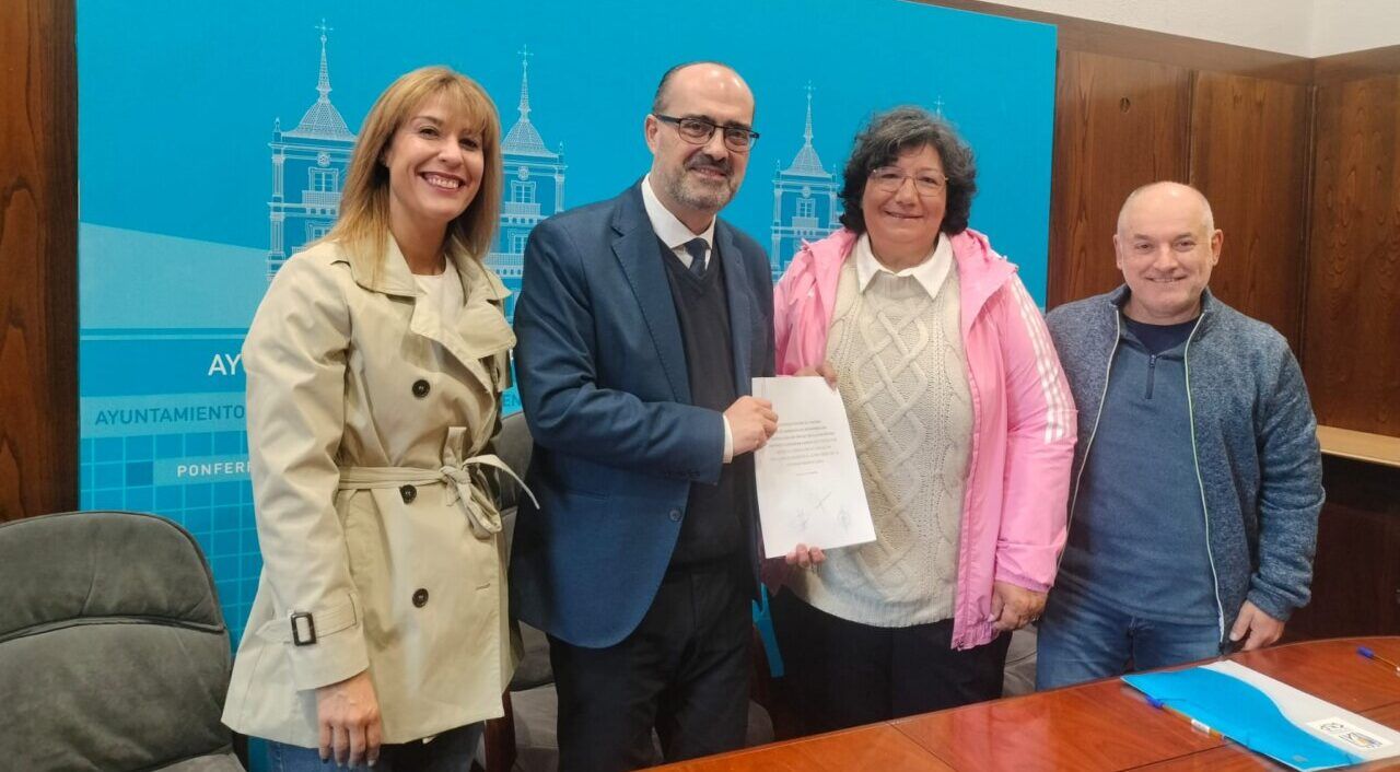 Firma de convenios en el Ayuntamiento de Ponferrada con representantes de asociaciones