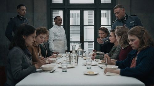 Escena de la película Las Catadoras de Hitler en Cines La Dehesa