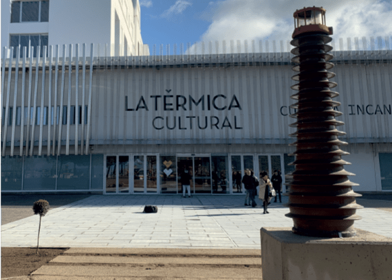 Edificio La Térmica Cultural con escultura en primer plano