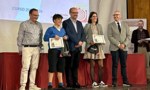 Entrega de premios de la Olimpiada Matemática con participantes y autoridades