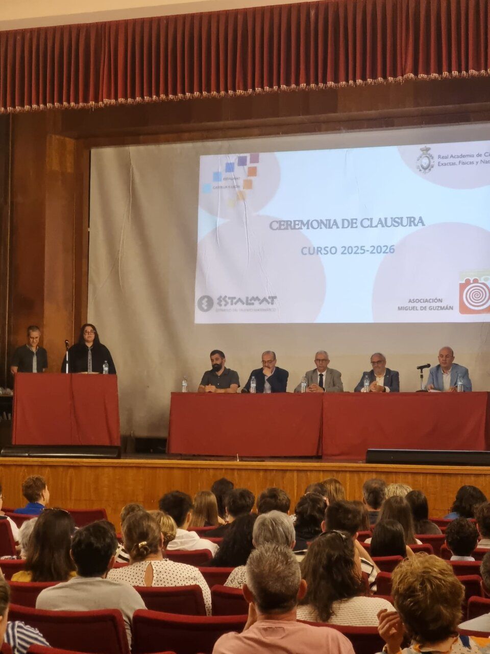 Ceremonia de clausura del proyecto EsTalMat en Ponferrada con representantes educativos.