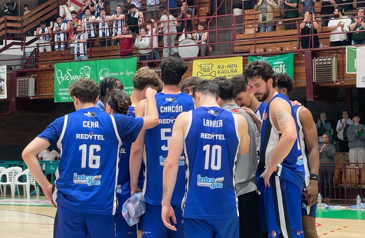 Jugadores del Clínica Ponferrada en un momento de concentración durante un partido de baloncesto.
