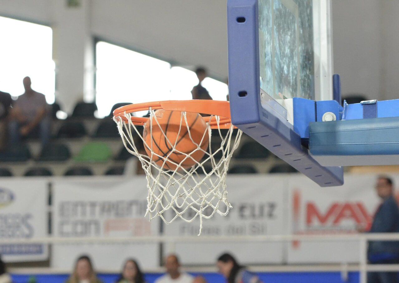 Canasta de baloncesto con balón en el aro en la clínica Ponferrada SDP