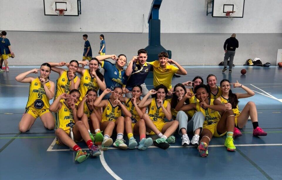 Equipo de baloncesto femenino posando en la cancha