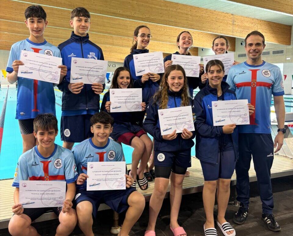 Grupo de jóvenes nadadores del Club Bierzo Ponferrada con certificados