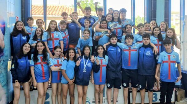 Equipo del Club Bierzo Ponferrada en la piscina tras una competición de natación
