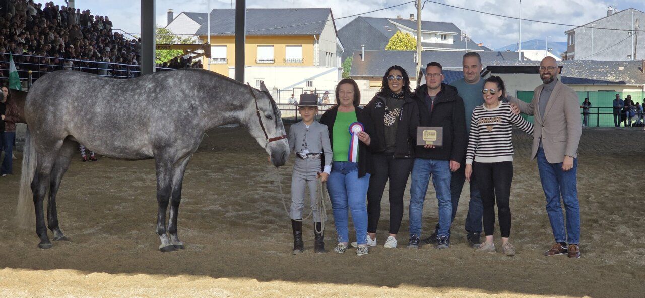 Grupo de personas junto a un caballo en una competencia ecuestre