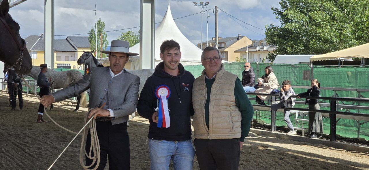 Tres hombres en una competencia ecuestre con un caballo