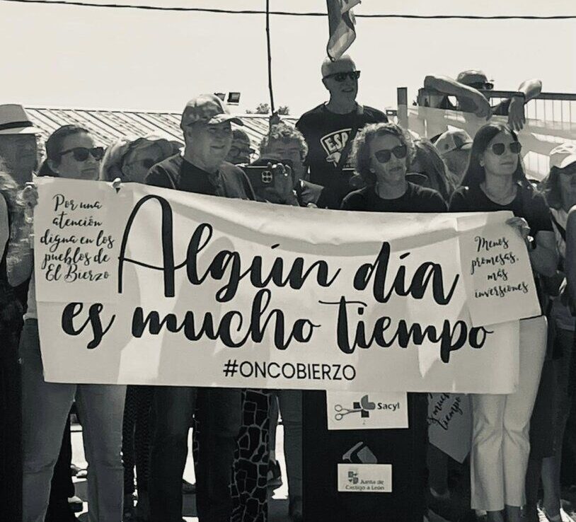 Protesta frente al Hospital del Bierzo con un cartel sobre atención sanitaria