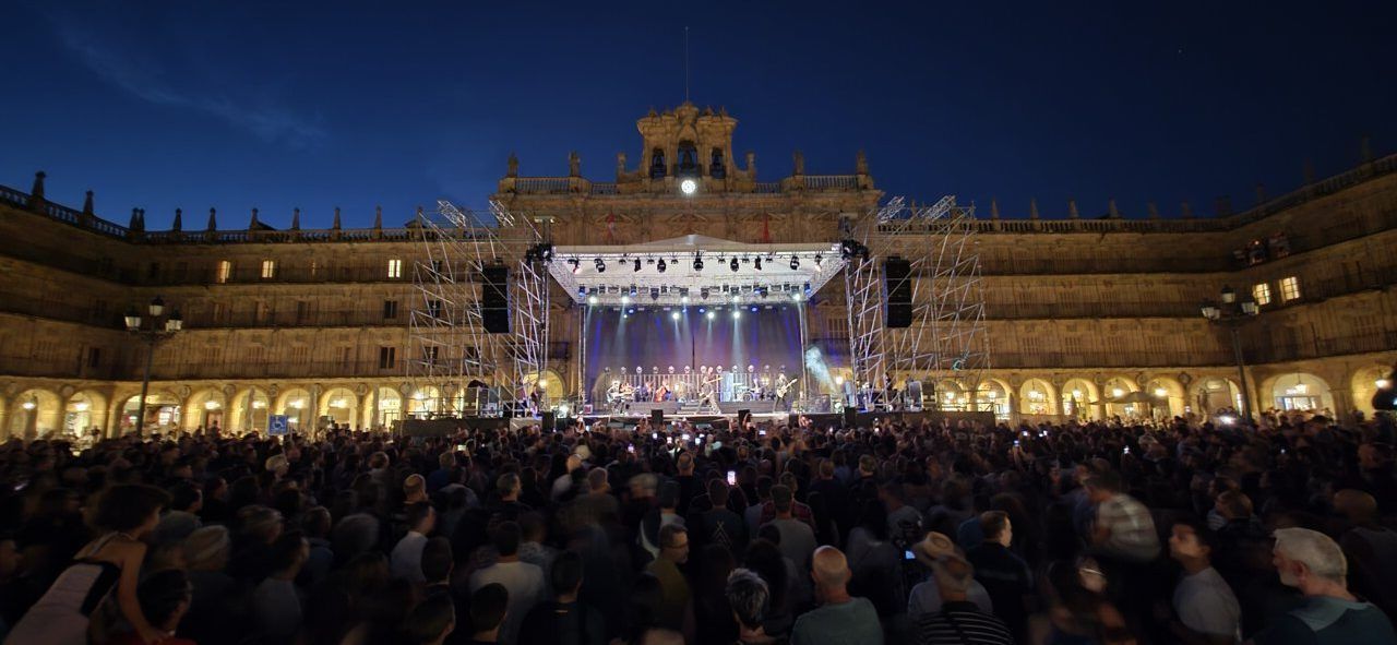 Concierto de Shinova en la Plaza Mayor de Salamanca con gran afluencia de público.